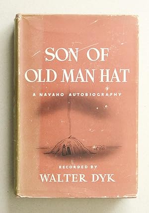 La jaquette et le livre de Dyk, *Le Fils du Vieux Chapeau*, sont de couleur rose poudré et ornés d'un croquis au crayon d'un hogan navajo. Une fine fumée s'échappe de l'orifice et quelques chevaux paissent à l'arrière-plan.