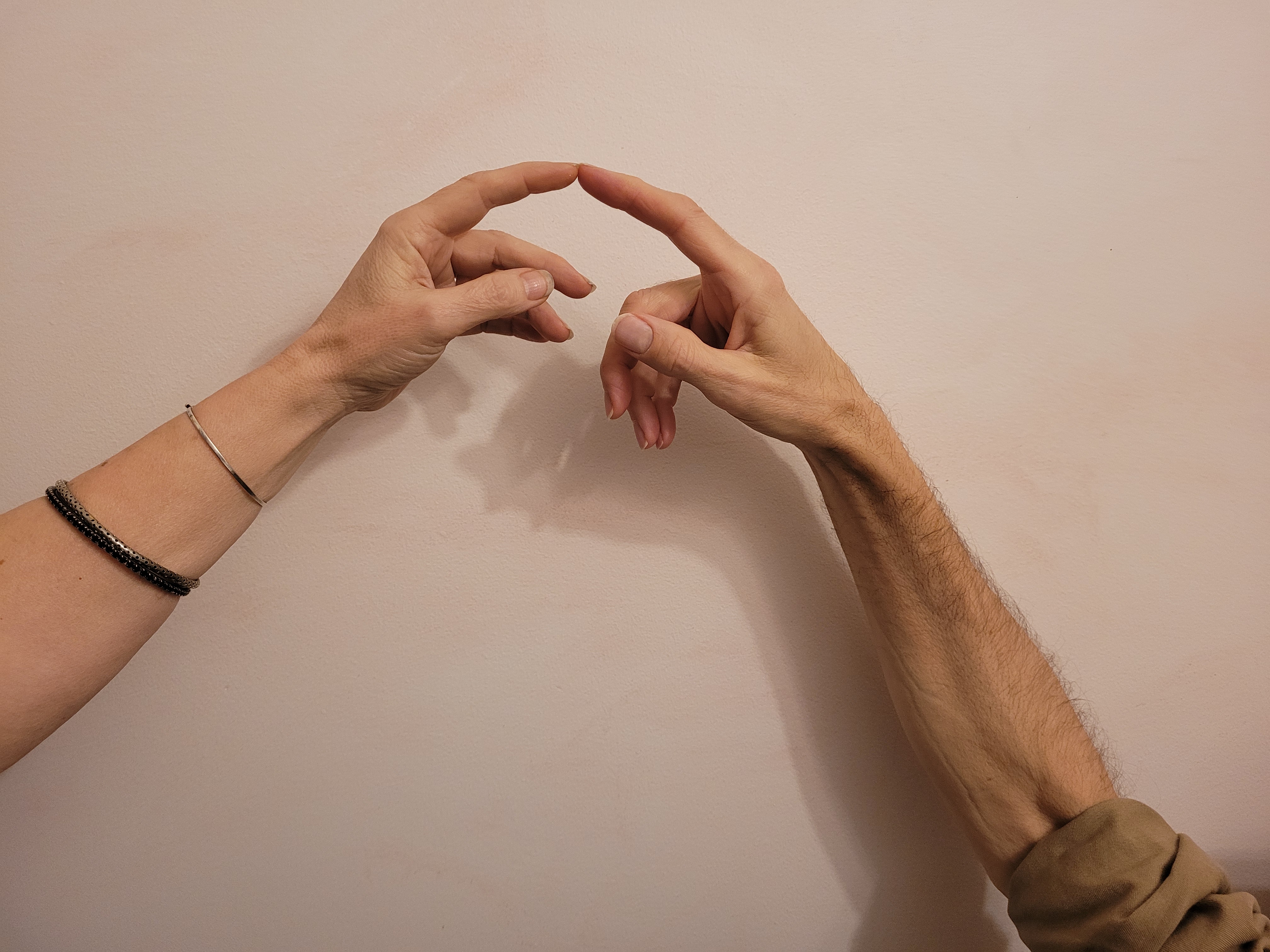 Le doigt d'une femme touche le doigt d'un homme