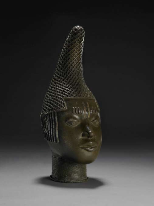 Une sculpture en bronze de la tête d'Iyoba Idia, reine mère du royaume précolonial du Bénin.