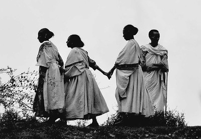 Photo en noir et blanc de quatre femmes tigréennes, dos à l’appareil photo, regardant à gauche. Photo de Rod Waddington.